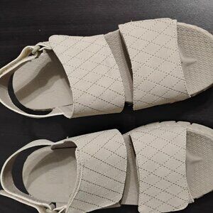 Muk LuksTan  Westhampton Sandals Size 9
